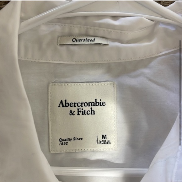 Abercrombie & Fitch Oversized collared shirt. Item 066 - Picture 2 of 4